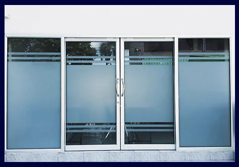 Portas de Vidro na Água Rasa